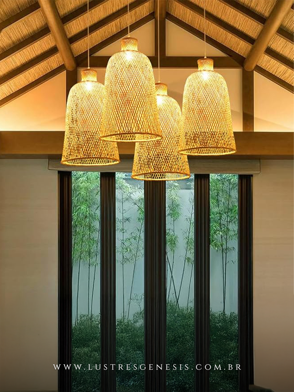 Lustre de fibra de bambu Gaia Ø20cm pendente, instalado em ambiente com teto de madeira, ideal para mesas, balcão de cozinha, área gourmet e sítio.